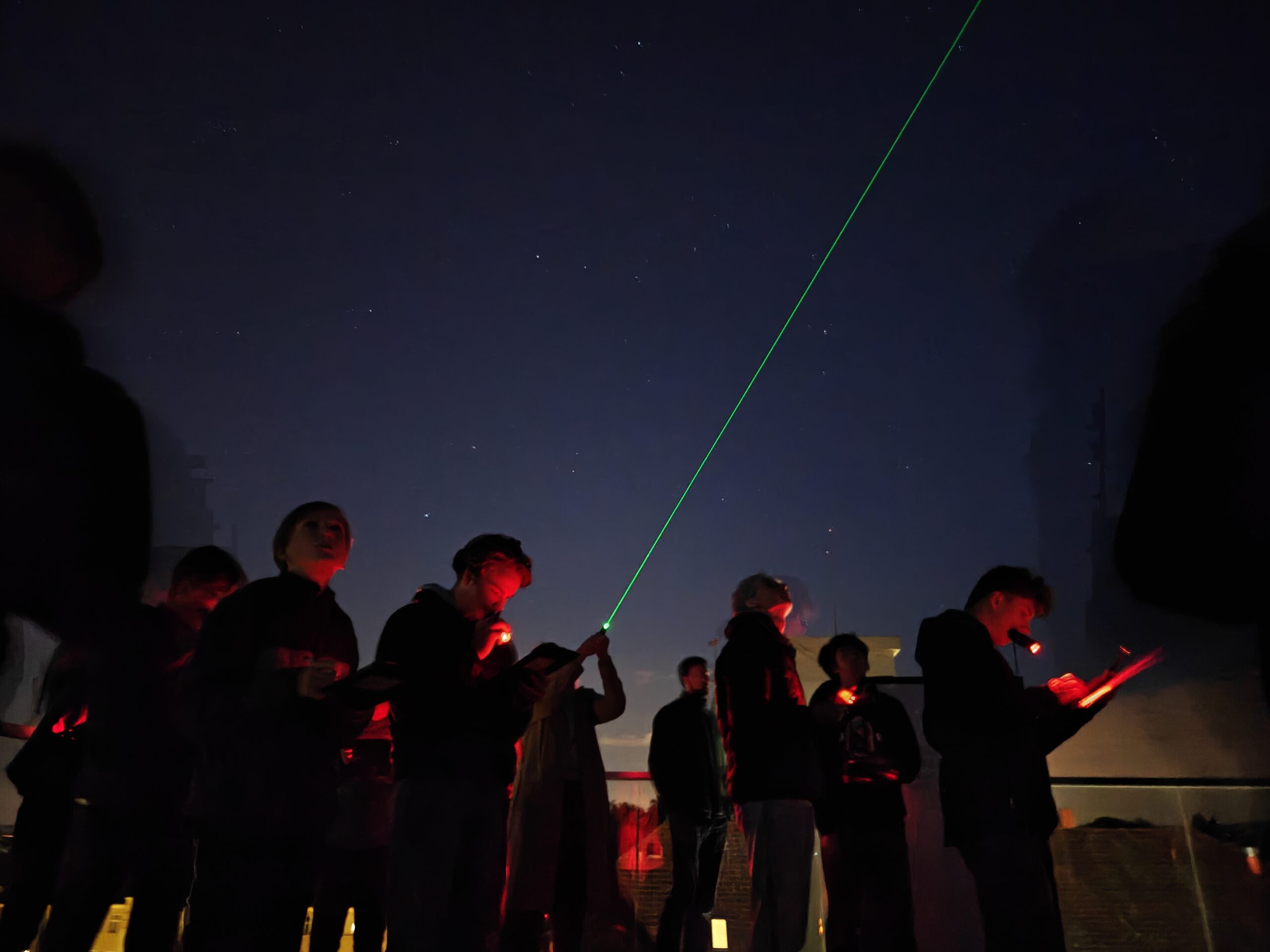 Finalisté na terase univerzitní observatoře WHOO! při řešení úloh pozorovacího kola. Foto David Kománek.