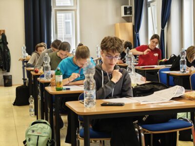 Atmosféra v posluchárně při řešení teoretických úloh. Foto David Kománek.