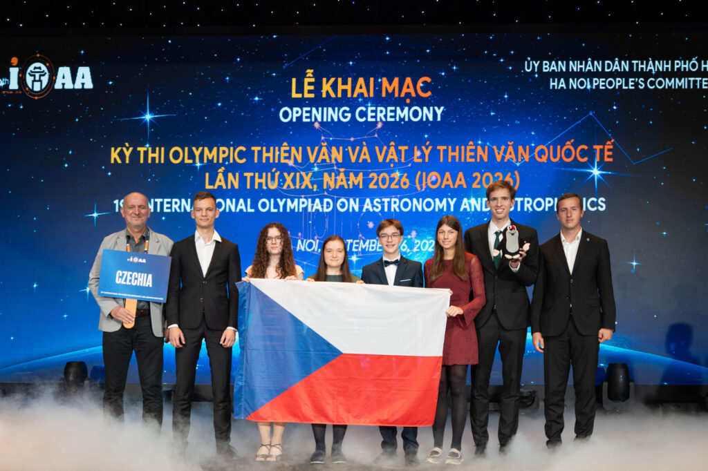 Česká výprava na 19. IOAA. Zprava: Radomír Mielec (observer), Vojtěch Černý, Marie Hrubá, Alex Faivre, Viktorie Snášelová, Anita Vaceková, David Kománek (vedoucí) a Tomáš Gráf (vedoucí). Autor fotografie – Kim Thu fotoaparátem Davida Kománka, postprodukce – David Kománek.