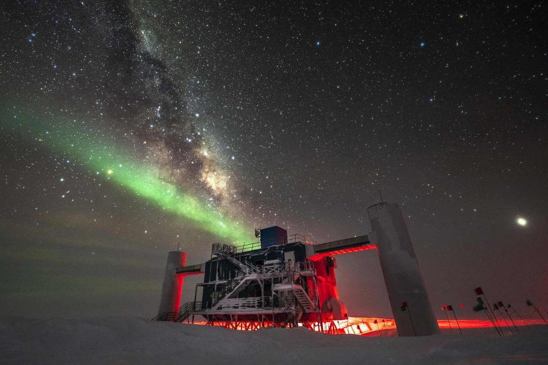 Observatoř IceCube na jižním pólu využívá více než pět tisíc optických senzorů umístěných hluboko v antarktickém ledu k zachycování neutrin přicházejících z vesmíru. Zdroj: FÚ v Opavě.