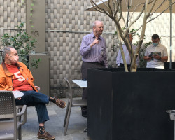 John Beattie vysvětluje komplikovanou situaci se splečností LATAM. Foto: P. Horálek/FÚ v Opavě. John Beattie vysvětluje komplikovanou situaci se splečností LATAM. Foto: P. Horálek/FÚ v Opavě.