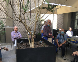 Tim Todd vysvětluje komplikovanou situaci se splečností LATAM. Foto: P. Horálek/FÚ v Opavě. Tim Todd vysvětluje komplikovanou situaci se splečností LATAM. Foto: P. Horálek/FÚ v Opavě.