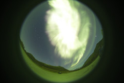 Mimořádně jasná polární záře nad Oldervikem 27. září 2022 před půlnocí. Foto: P. Horálek/FÚ v Opavě.