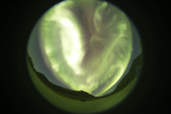 Mimořádně jasná polární záře nad Oldervikem 27. září 2022 před půlnocí. Foto: P. Horálek/FÚ v Opavě.