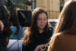 Pozorování zatmění Slunce 25. října 2022na Bezručově náměstí (před budovou Fyzikálního ústavu). Foto: David Vaniš/FÚ v Opavě.