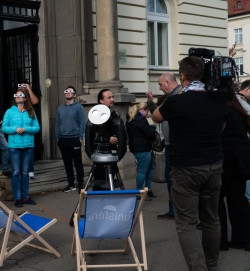 Pozorování zatmění Slunce 25. října 2022na Bezručově náměstí (před budovou Fyzikálního ústavu). Foto: David Vaniš/FÚ v Opavě.