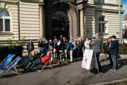 Pozorování zatmění Slunce 25. října 2022na Bezručově náměstí (před budovou Fyzikálního ústavu). Foto: David Vaniš/FÚ v Opavě.