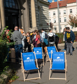 Pozorování zatmění Slunce 25. října 2022na Bezručově náměstí (před budovou Fyzikálního ústavu). Foto: David Vaniš/FÚ v Opavě.