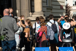 Pozorování zatmění Slunce 25. října 2022na Bezručově náměstí (před budovou Fyzikálního ústavu). Foto: David Vaniš/FÚ v Opavě.