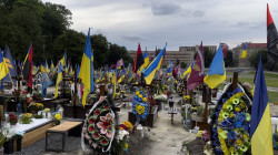 Na lvovském hřbitově přibývá každý den několik čerstvých hrobů... Ti kluci a chlapi, které jsem viděl v nemocnici, vlastně měli štěstí... Foto: Petr Jančárek/MMT FÚ v Opavě.