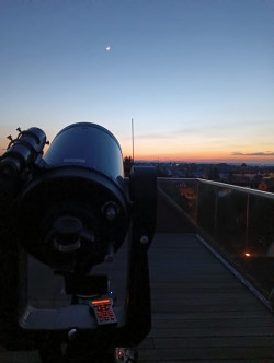 Soumrak nad Observatoří WHOO! Fyzikálního ústavu v Opavě 10. května 2024. Foto: Milan Chlebovec.