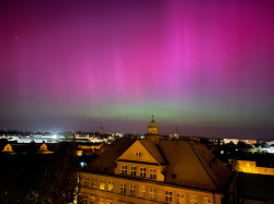 Polární záře nad Observatoří WHOO! Fyzikálního ústavu v Opavě 10. května 2024. Foto: Milan Sedláček.