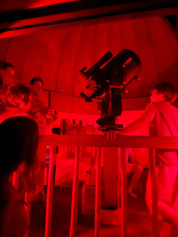 Popularizace astronomie formou přednášek a pozorování oblohy na ostrovech v Indickém oceánu. Foto: Soneva.